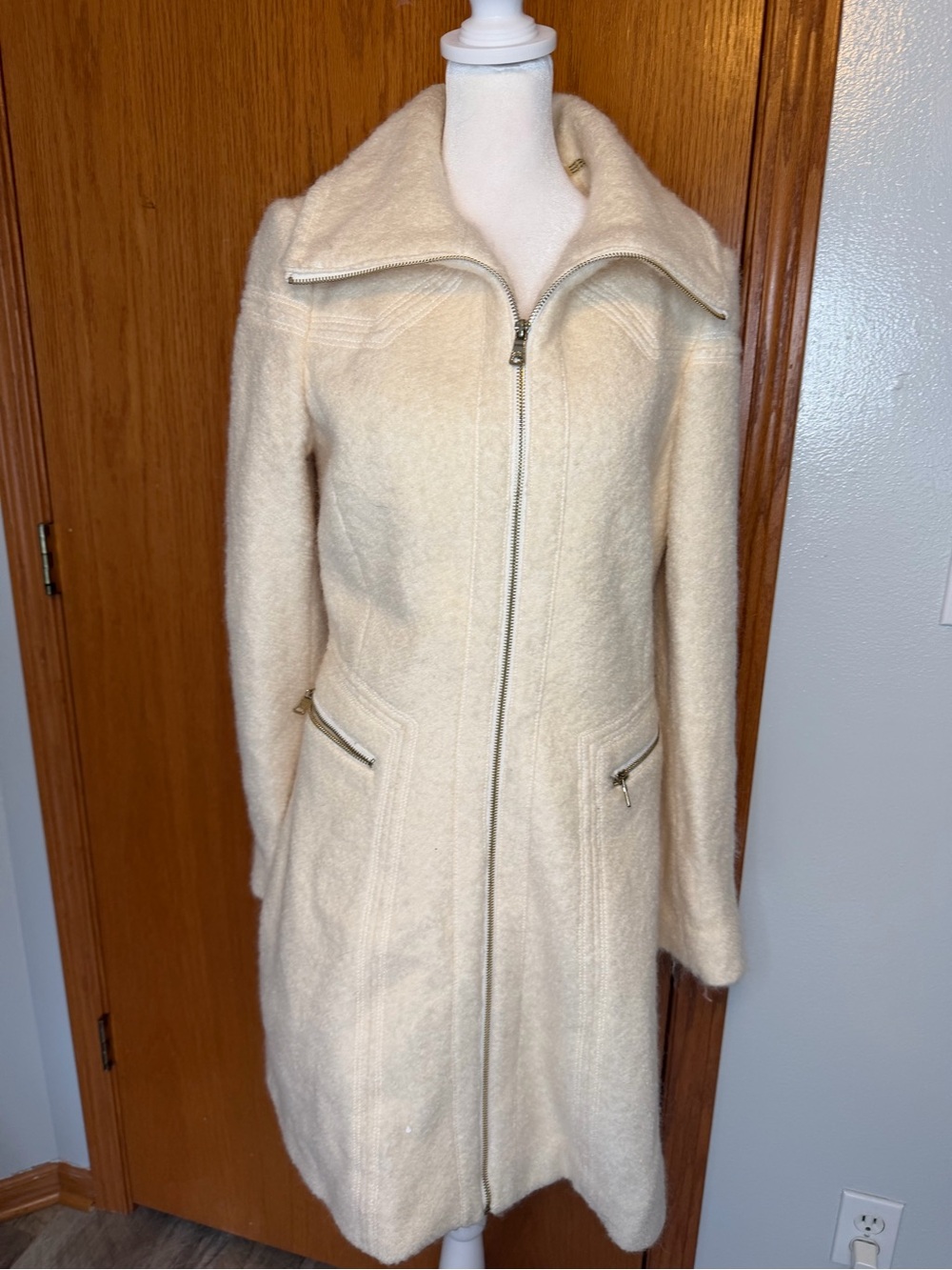 Wool-Blend Cream Zip Front Women's Coat, Tailored Stitching, Zip Pockets